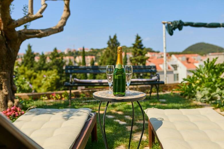 Residencia Guesthouse Anica
