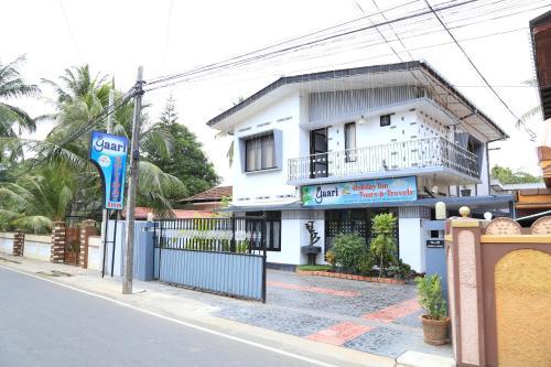 Hostal Yaarl Holiday Inn