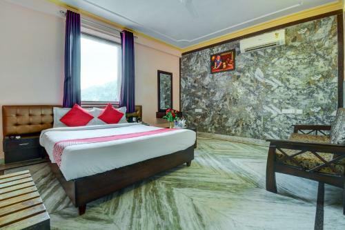 Oyo 12849 Hotel Grand Akshay