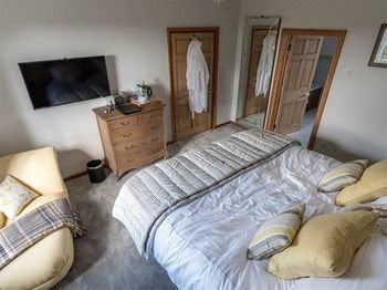 Bed & Breakfast Cwmllechwedd Fawr Cyf