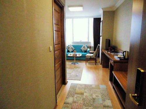 Golden Lounge Hotel