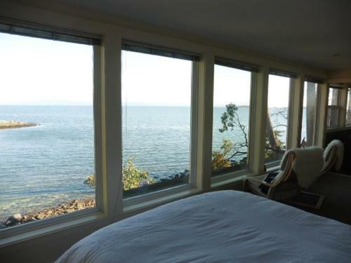 Dolphin Beach Oceanfront Cottage