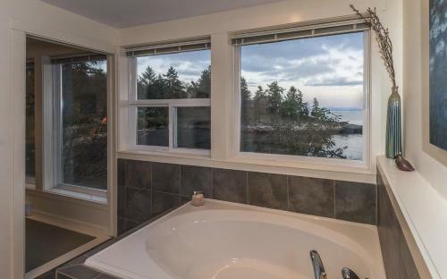 Dolphin Beach Oceanfront Cottage