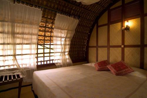 Spice Coast Cruises - Houseboat