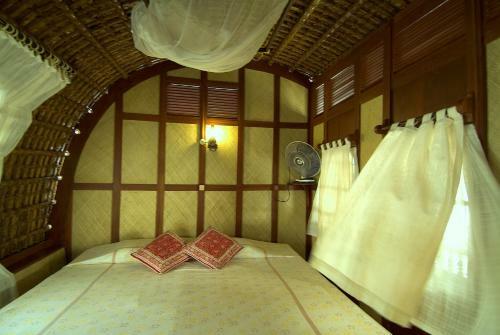 Spice Coast Cruises - Houseboat