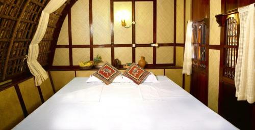 Spice Coast Cruises - Houseboat