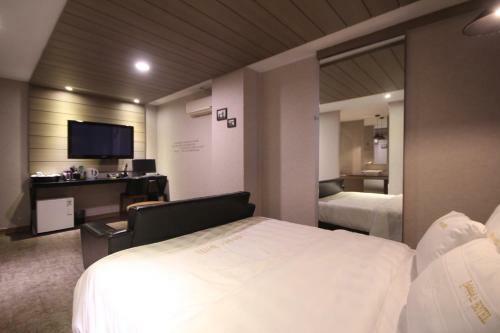 Paradise Hotel