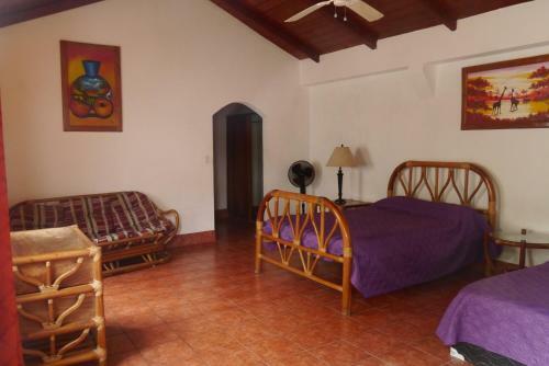Hotel Island Guesthouse & Caf�