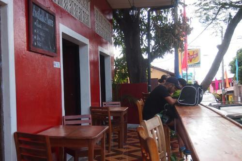 Hotel Island Guesthouse & Caf�