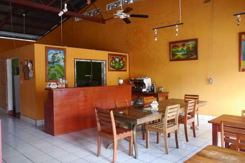 Hotel Island Guesthouse & Caf�