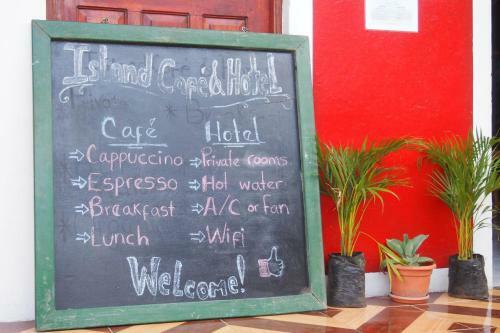 Hotel Island Guesthouse & Caf�