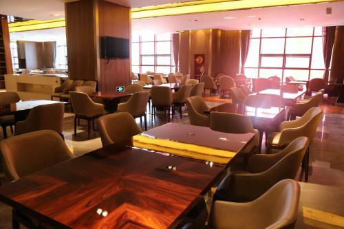 Kaixuanmen Jianguo Hotel