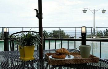 Sun And Moon Guest House - Hostel