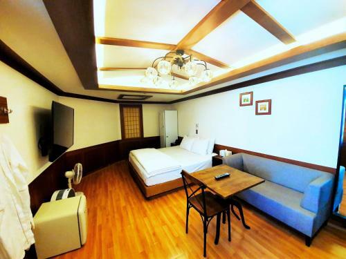 Uneed Hotel