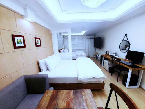 Uneed Hotel
