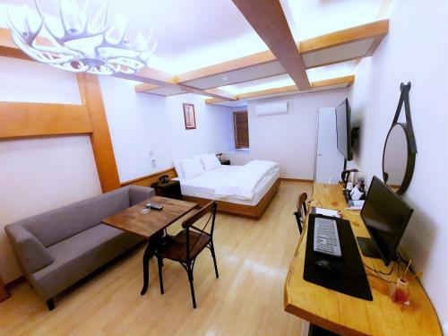 Uneed Hotel