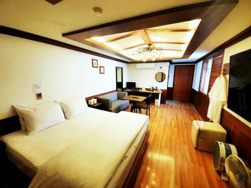 Uneed Hotel