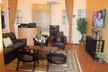 Hotel Home Away Suites