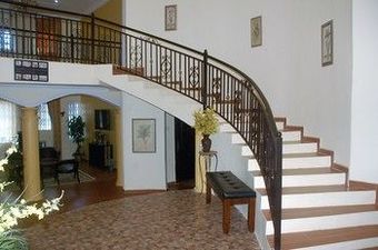 Hotel Home Away Suites