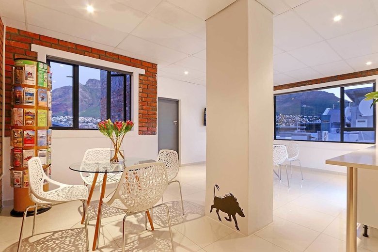 Happy Rhino Hotel