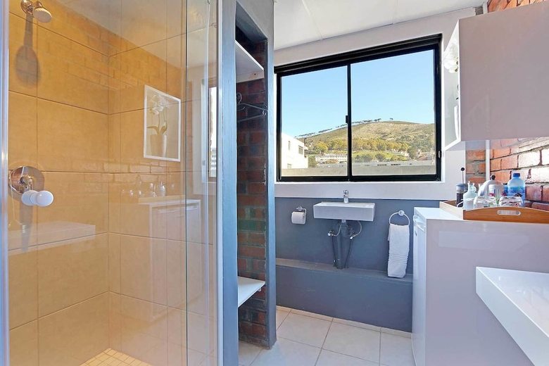 Happy Rhino Hotel