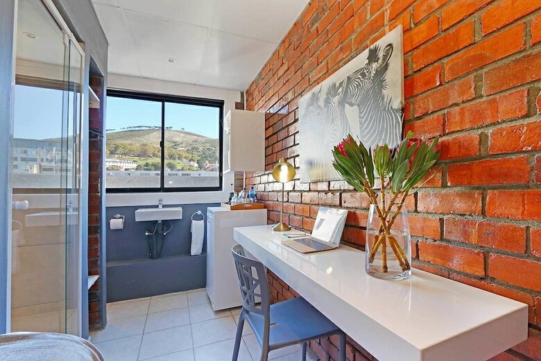 Happy Rhino Hotel