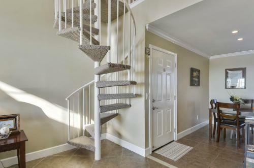 The Regal Seagull Apartment