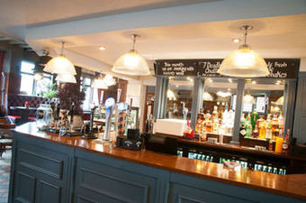 Hostal Huckleberrys Bar & Grill