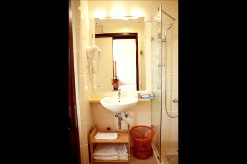 Grand Harbour Hotel