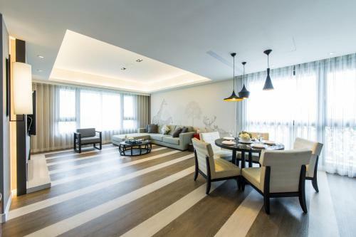 Hostal J Palace Residence