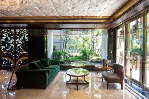 Hostal J Palace Residence