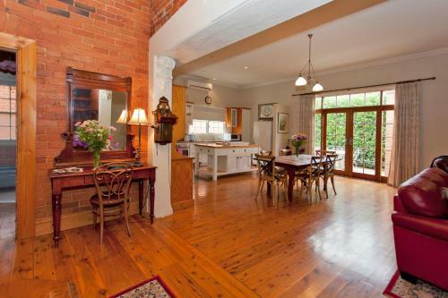 Rose Cottage - Historic Luxury