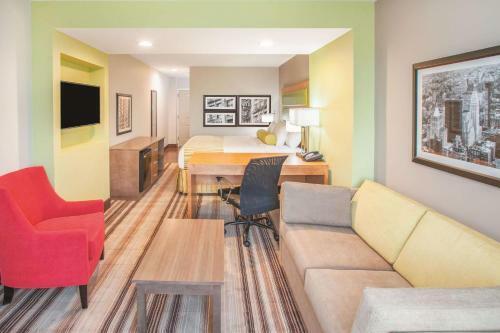 La Quinta Inn & Suites Far Rockaway - Beach Hotel