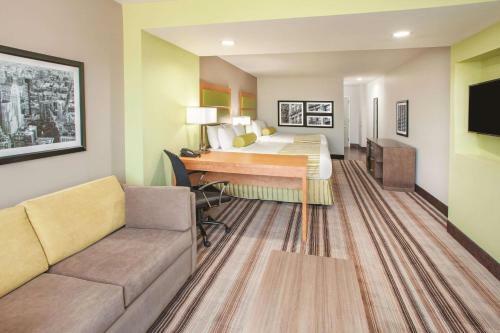 La Quinta Inn & Suites Far Rockaway - Beach Hotel