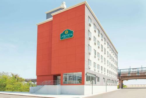 La Quinta Inn & Suites Far Rockaway - Beach Hotel