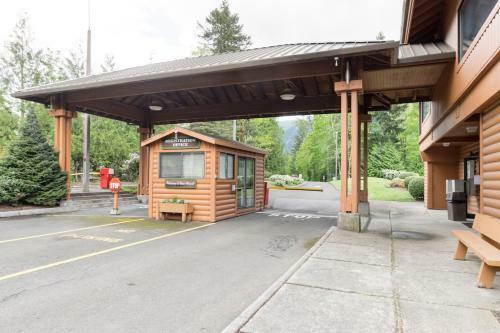 Mount Hood Village Deluxe Cabin 8