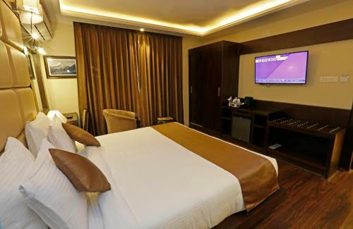 Hotel Clarks Inn Srinagar