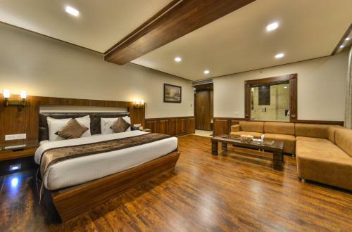 Hotel Clarks Inn Srinagar