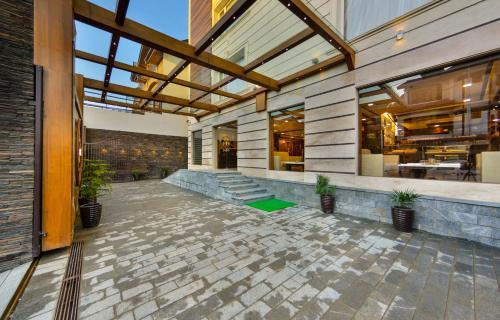 Hotel Clarks Inn Srinagar