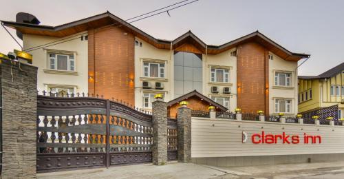 Hotel Clarks Inn Srinagar