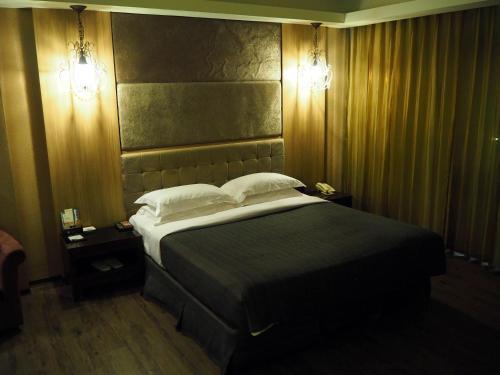 The Riverside Hotel & Motel