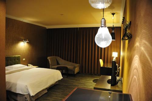 The Riverside Hotel & Motel