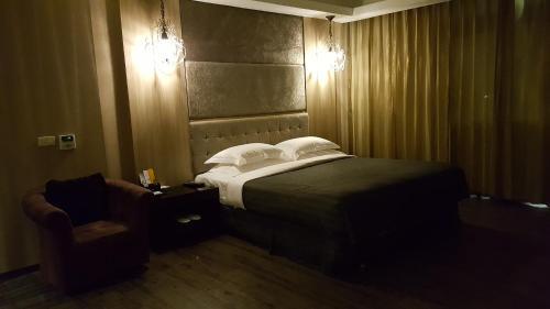 The Riverside Hotel & Motel