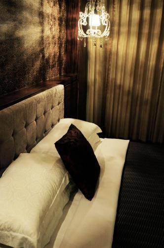 The Riverside Hotel & Motel