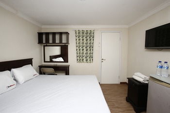 Hotel Reddoorz @ Lebak Bulus Raya 2