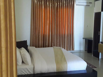 Crystal Rose Ambassador Hotel