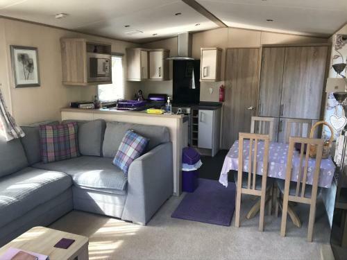 Riverbank Lodge