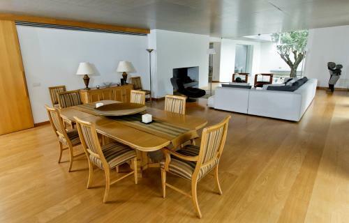 Villa Monte Serves