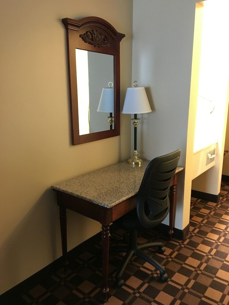 Hotel Cabot Inn & Suites
