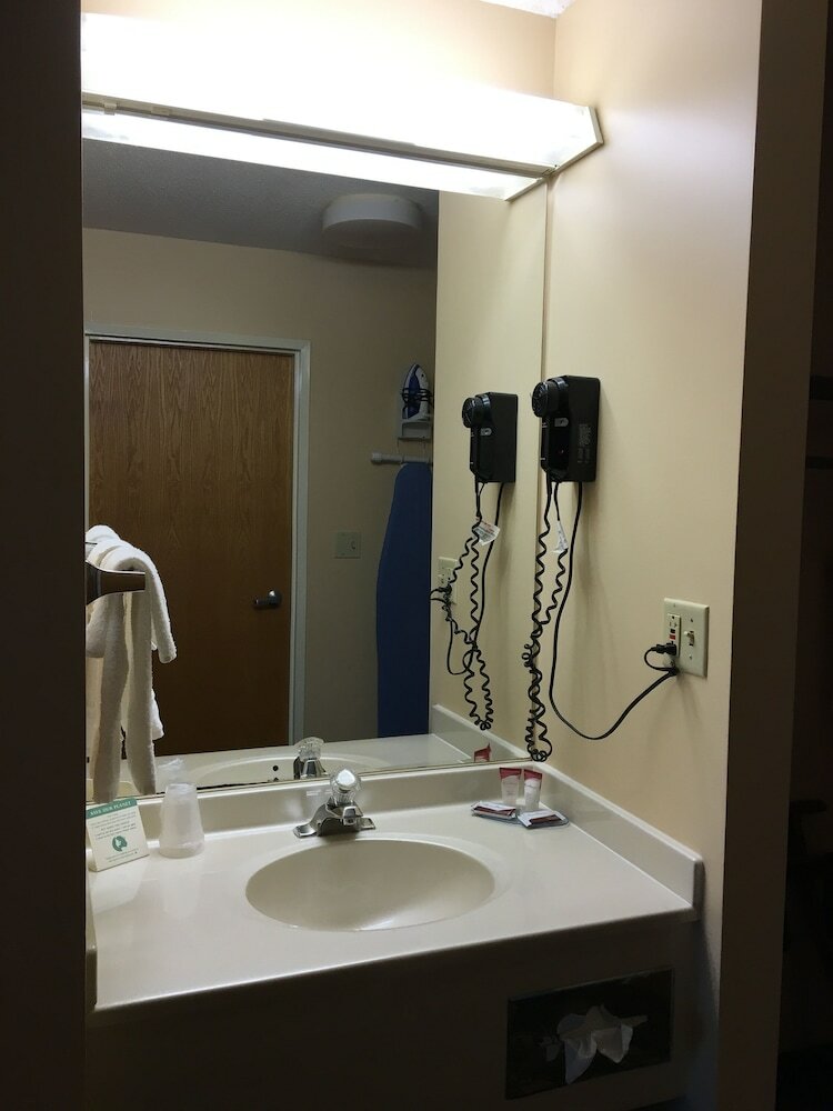 Hotel Cabot Inn & Suites